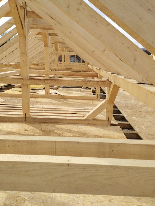 Executam case la rosu