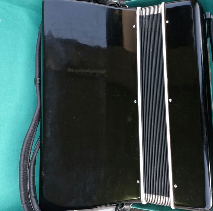 Vând acordeon Baile cu 60 basi negru