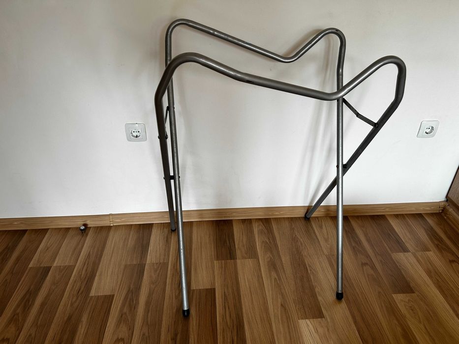 Продавам стойка за бебешко корито