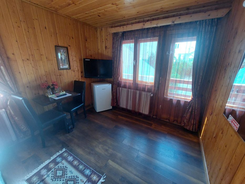 Sinaia centru, de închiriat vilă 9 camere, parcare 10 mașini, termen lung