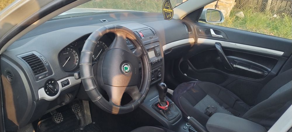 Vând skoda octavia 2 avariată +12 cauciucuri cu jante tabla  bara fata  spate noi, instalație gaz tommaseto...