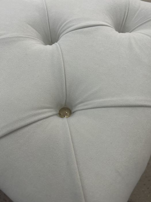 Пуфик в бежевом цвете новый