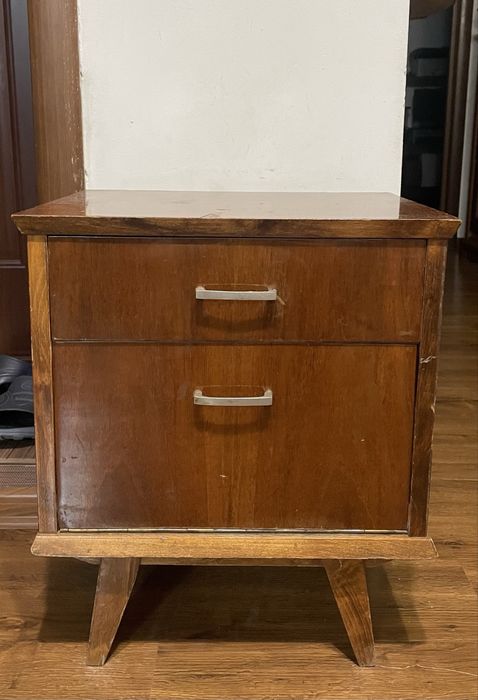 Две одинаковые тумбочки