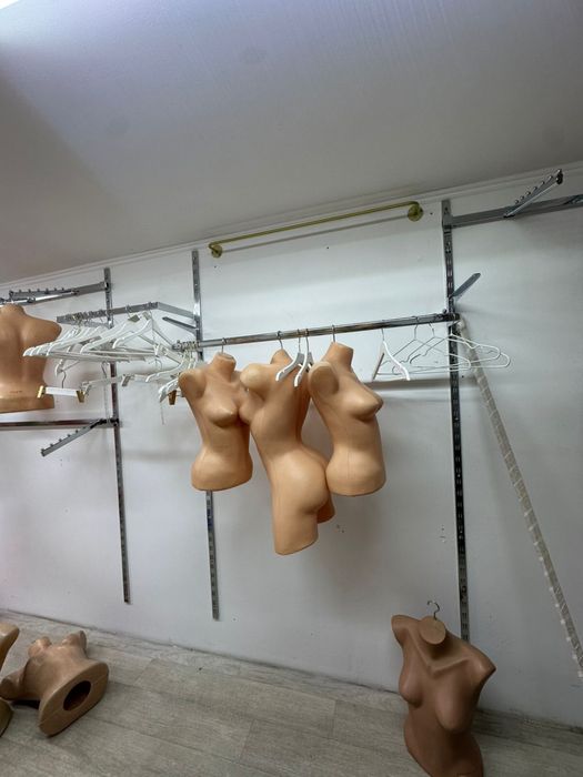 Вешалки для магазина одежды.