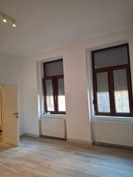 Vand apartament una cameră, direct proprietar, fara comision, situat in Arad, ultracentral, Piata Reconcilierii, parter, pret 51.900 euro negociabil