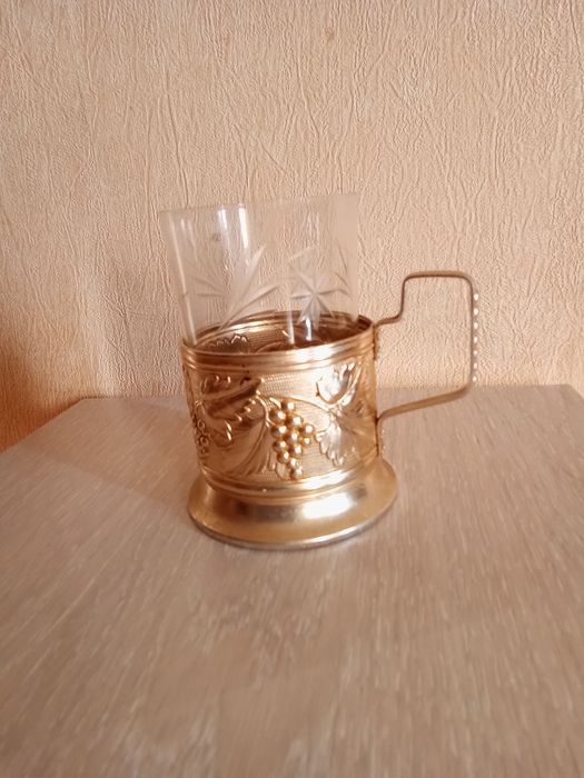 Подстаканник со стаканом.