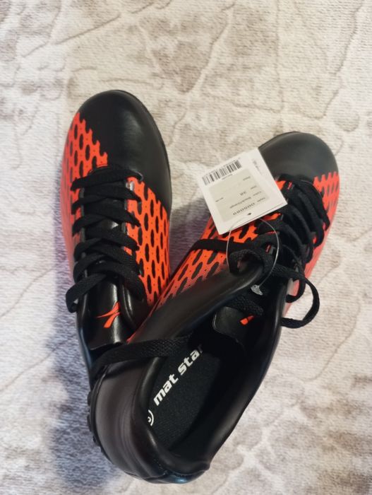 Чисто нови обувки за футбол 38 размер