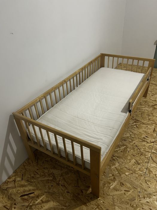Детская кровать с матрасиком