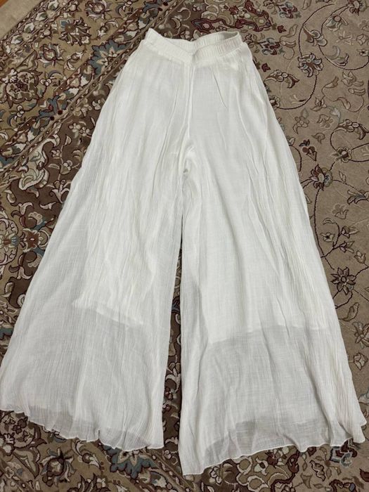 Скромные Белые брюки