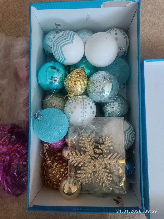 Продам ёлку высота 1,4 м + игрушки