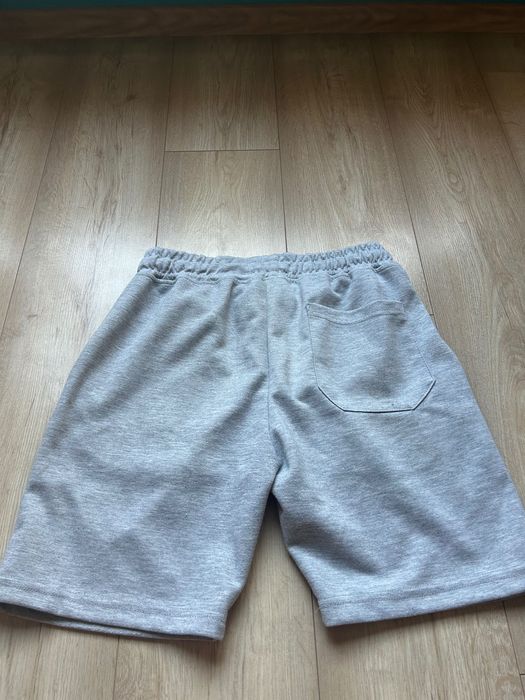 Продавам essentials fear of god къси панталонки M размер.