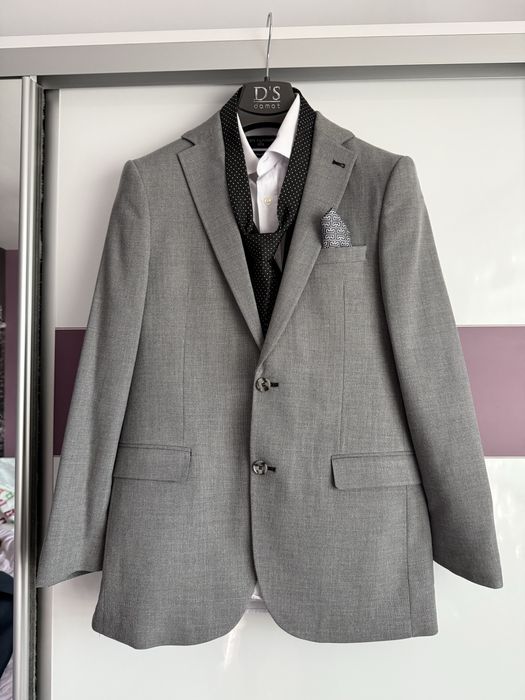 Костюм за официални събития