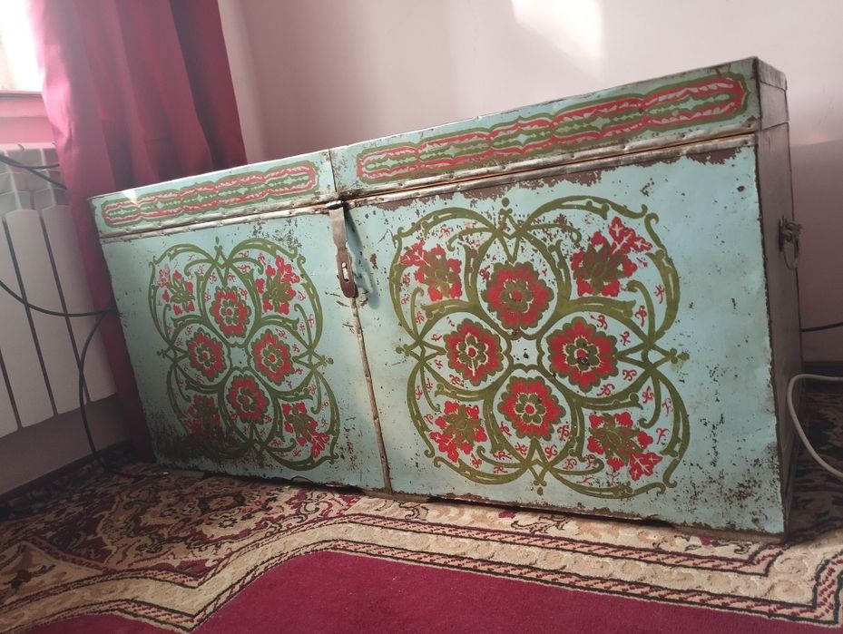 Продается старинный сундук