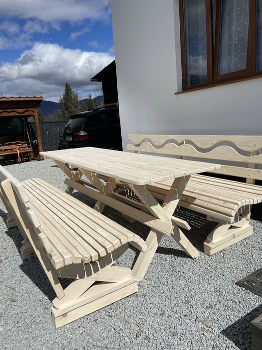 Vând set masă cu bănci