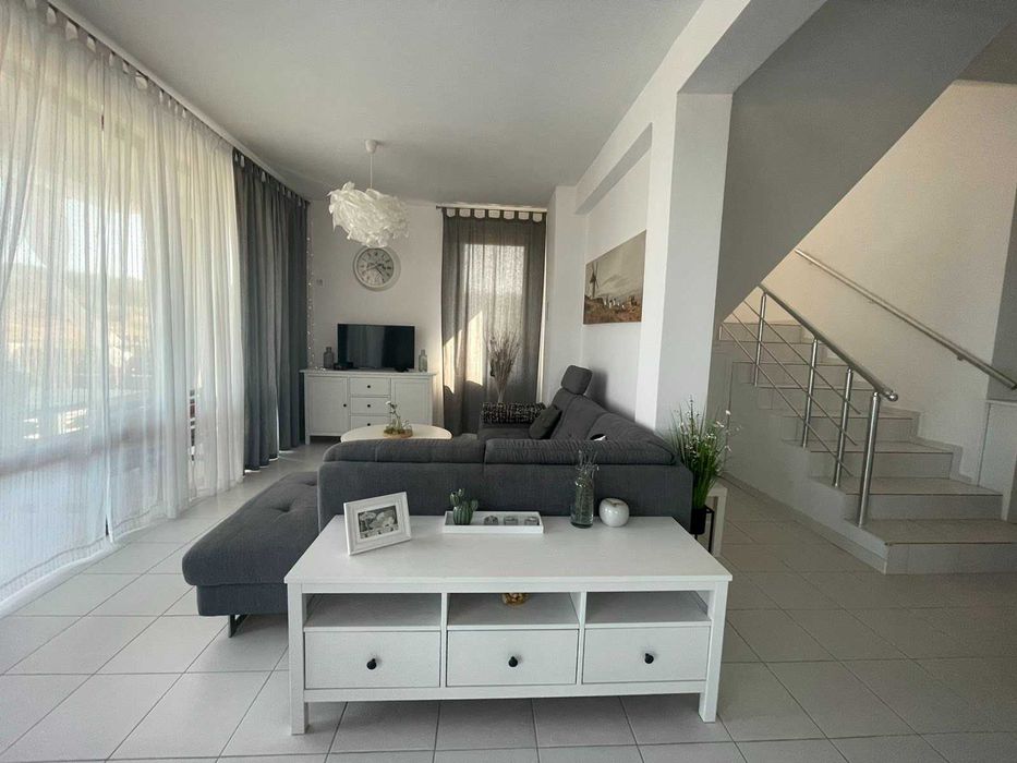 Триетажна самостоятелна къща с гледка море и собствен басейн в Созопол
