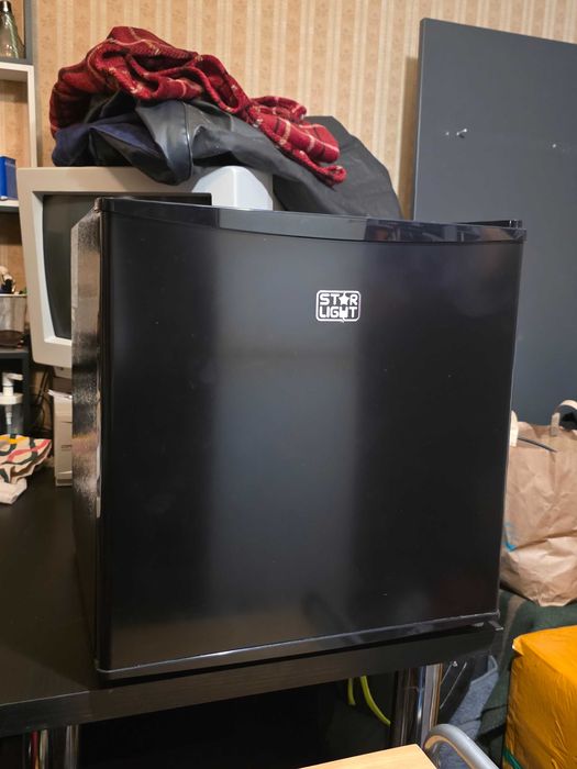 Мини хладилник / мини бар StarLight – черен, като нов, без забележки