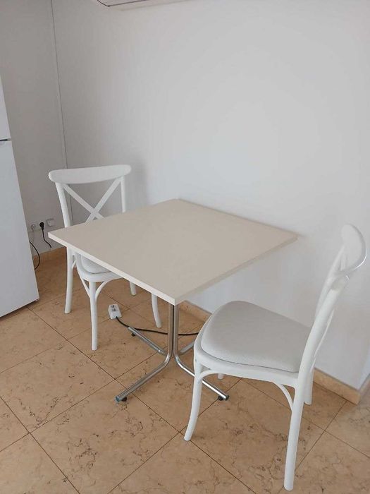 Малка трапезна маса + 2 стола