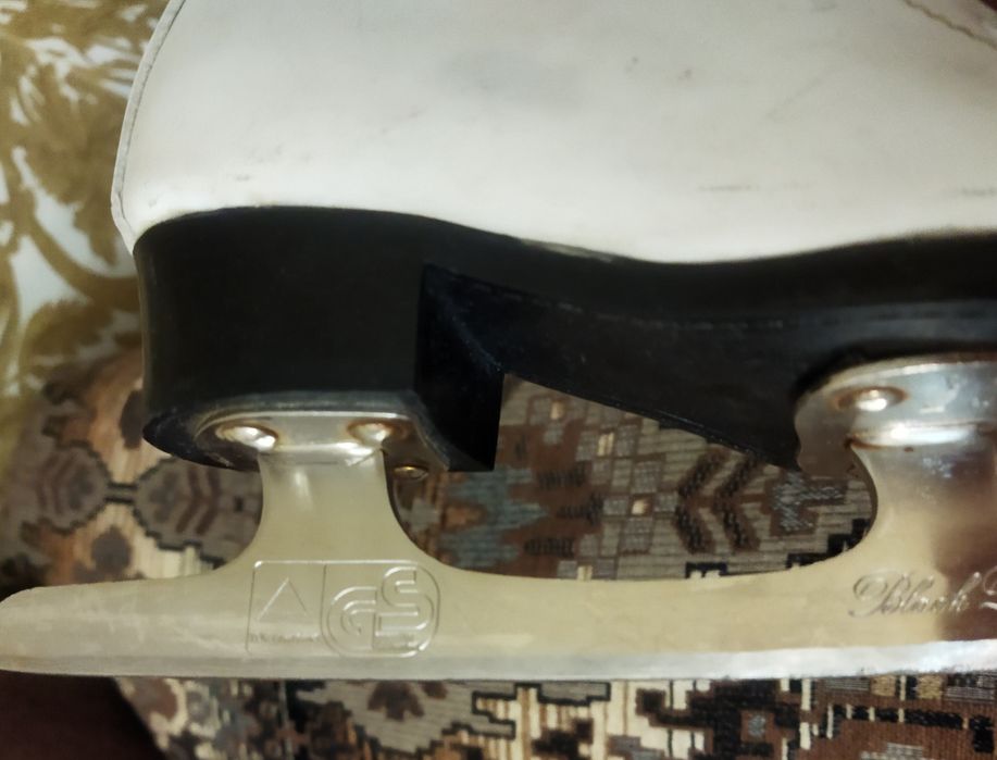 Продам фигурные коньки