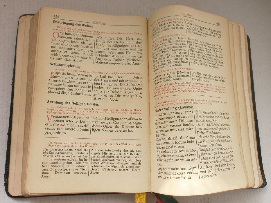 Стара  Библия с Кожени Корици и Позлатени Страници