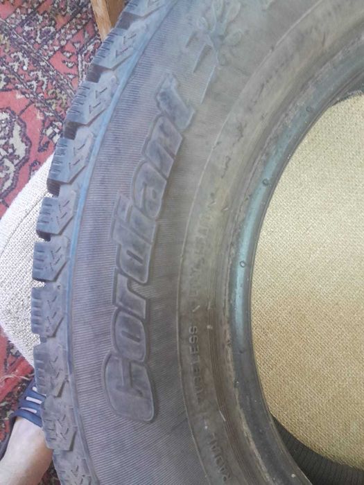 Продам 2 зимнии шины