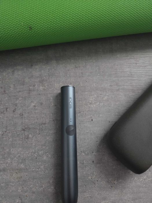 Vand iqos iluma gri cu capac albastru , folosit