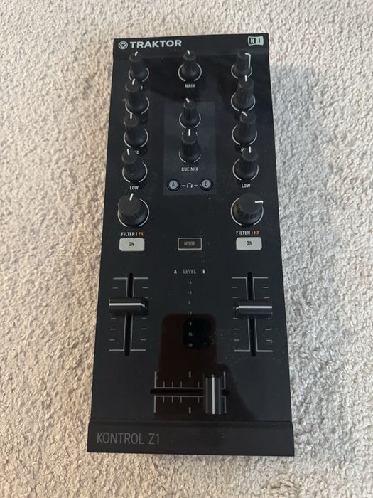 Native Instruments Traktor Z1 – Mixer + Controller DJ stare excelenta