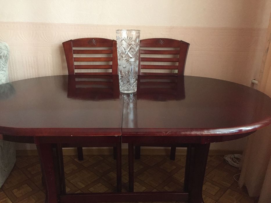 Стол со стульями для гостиной