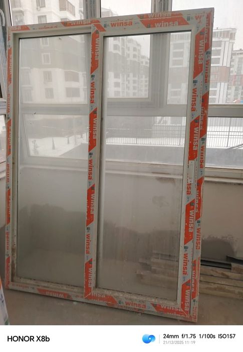 Пластиковая дверь (раздвижная, с окном)