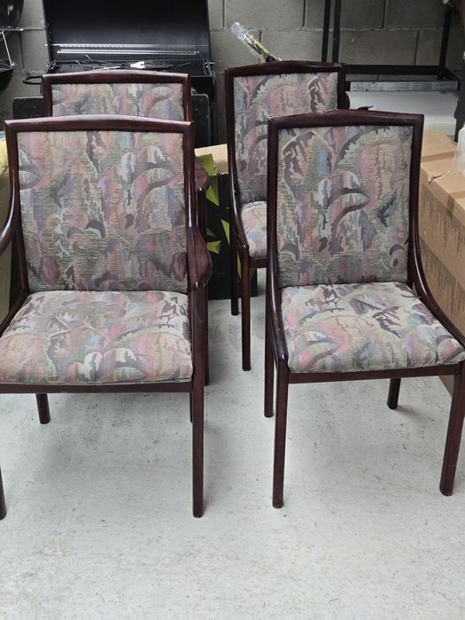 Трапезни столове