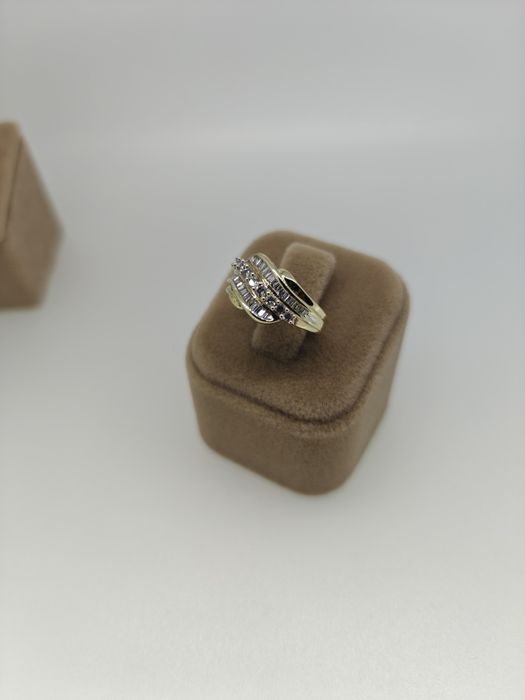 Inel aur 9k cu diamante naturale 3gr (r)