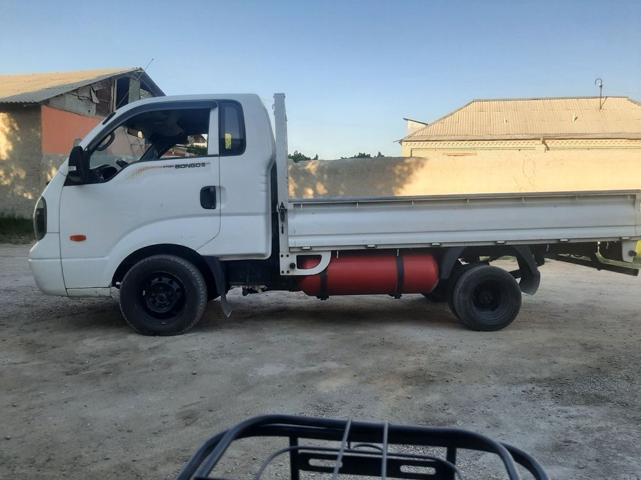 Kia bongo sotiladi