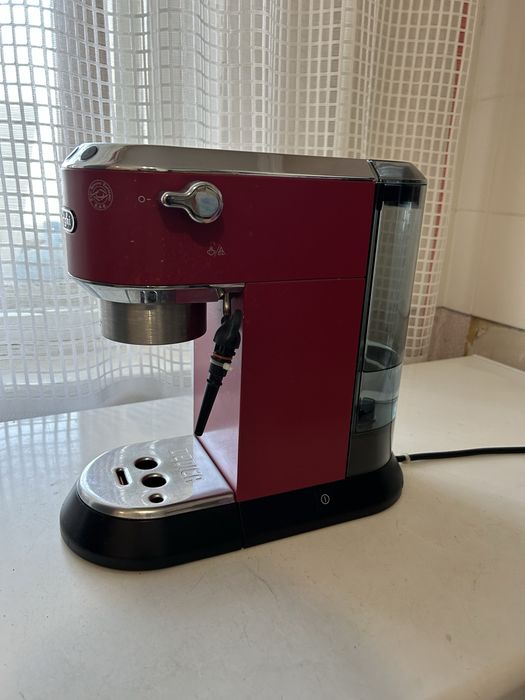 Продам кофеварку Delonghi EC685