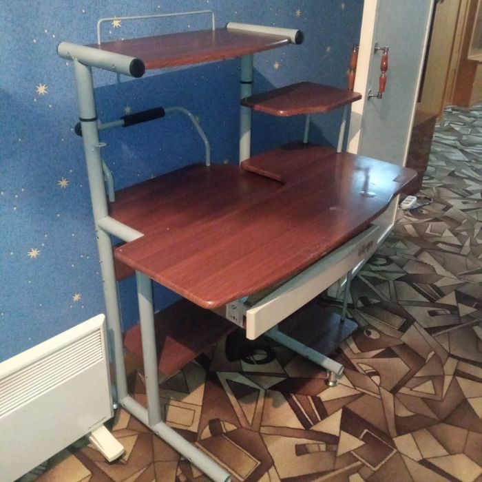 Трюмо. Стол компьютерный. Самовывоз