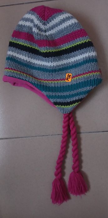 Бебешки и детски зимни шапки, зимни шалове и топли и меки наушници.