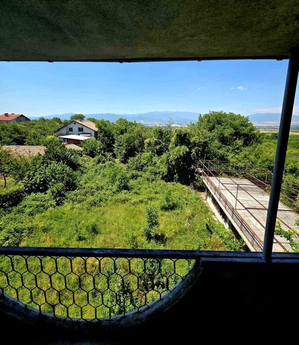 Масивна триетажна къща с.Горна Гращица