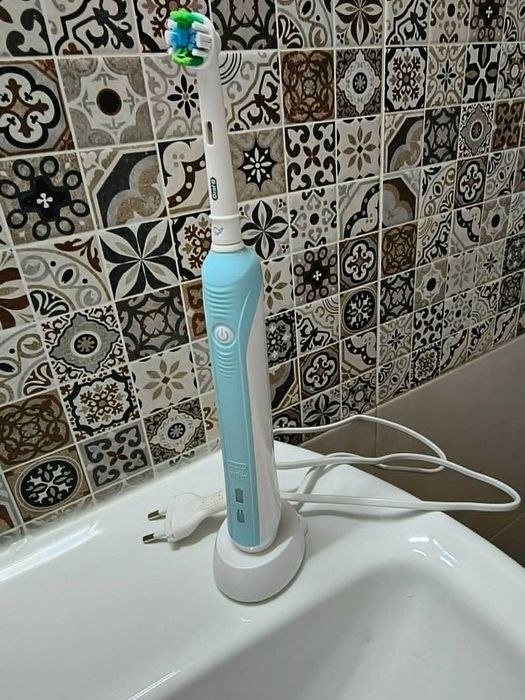 Електрическа четка за зъби Oral-B Professional Care