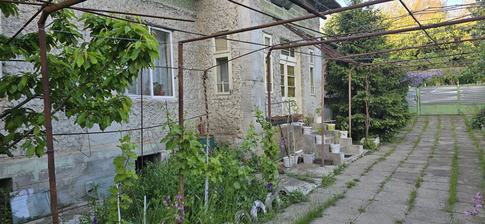 Vand casă in Sarata Monteoru   cu teren  1100mp.