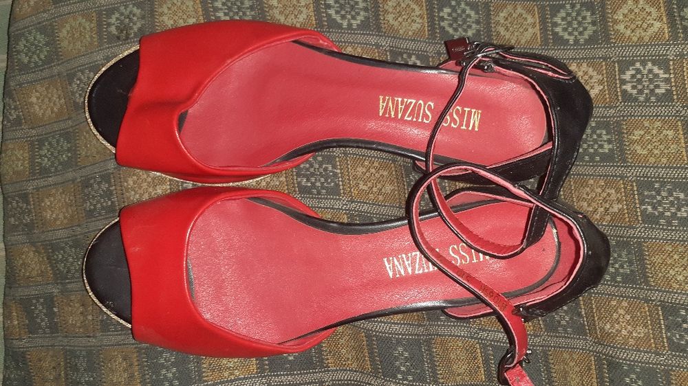 Продам строчно босоножки