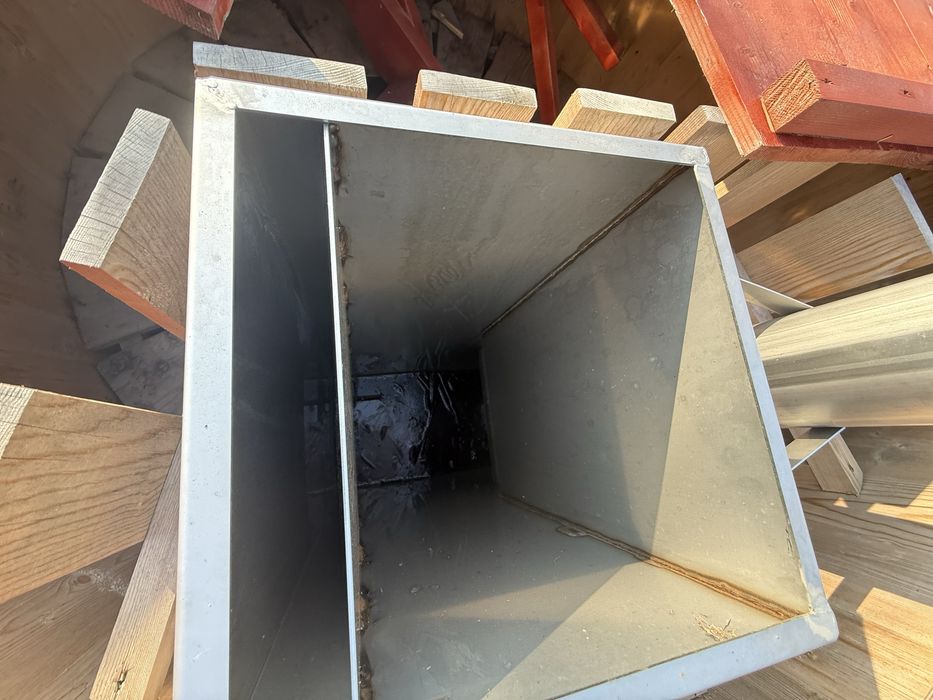 Ciubăr din lemn, sobă inox, 8–10 persoane – 2 bucăți disponibile