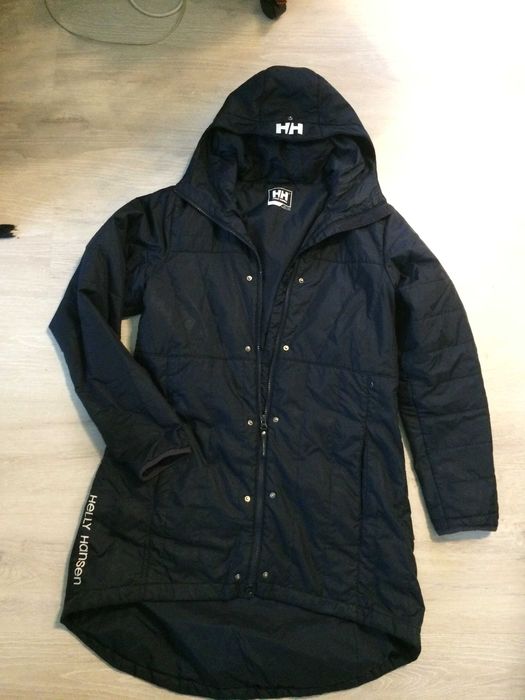 Дълго тъмно синьо яке Helly Hansen.