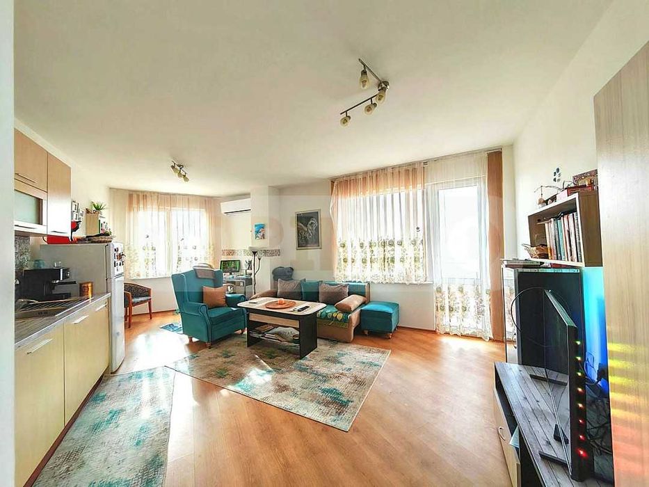 Двустаен апартамент в затворен комплекс в квартал Галата