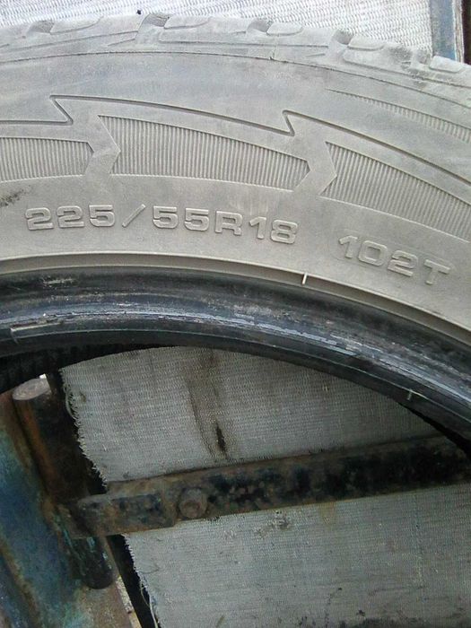 Шины 225/55/18 всесезонные Goodyear.