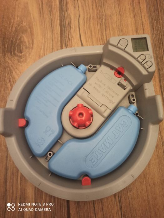 Hrănitoare automată pentru pisici