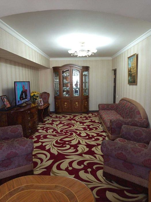 Продаётся 4/4/4 на Ц-6 среднее состояние 87м2 частично с мебелью