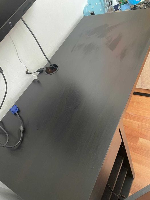 Birou IKEA cu sertar și polițe - compact si practic