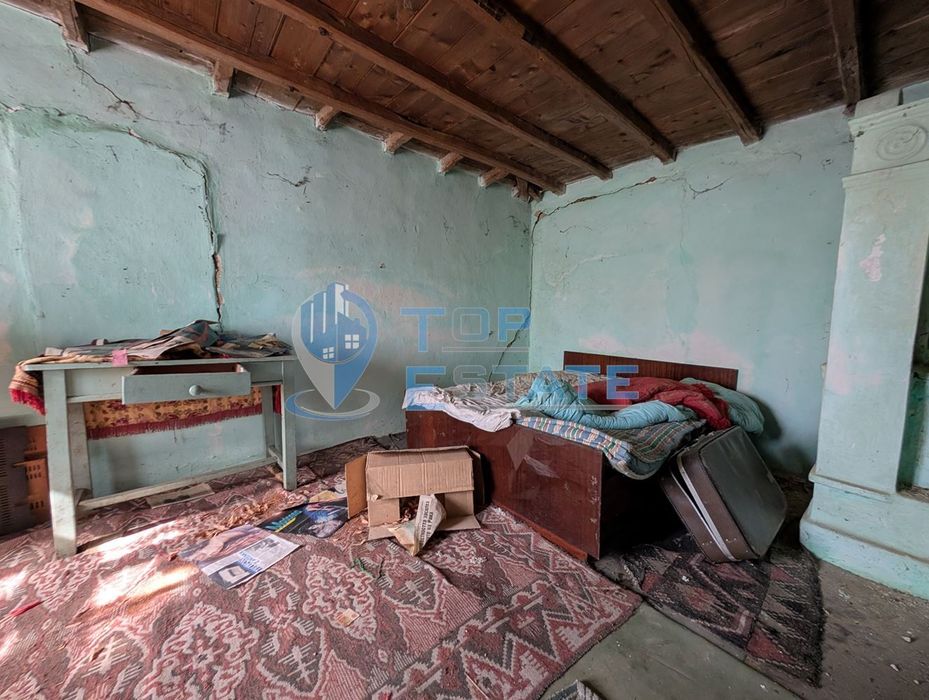 Парцел със стара двуетажна къща в село Ново село