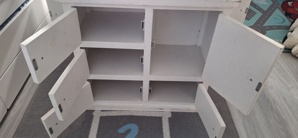 Монтесори шкаф за игра и рафт за стена