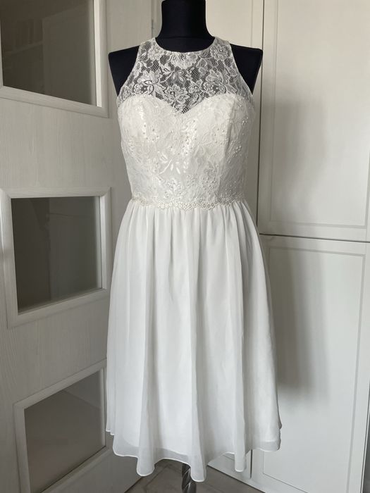 Красива бяла рокля