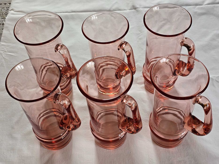 Пивные кружки из розового стекла