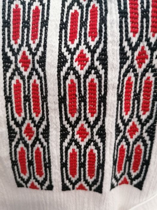 Ie barbateasca ,cusuta manual pe panza topita